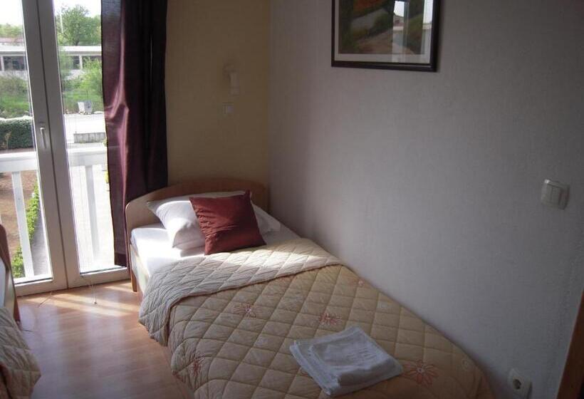 اتاق استاندارد یک نفره, Guest House Regina Mundi
