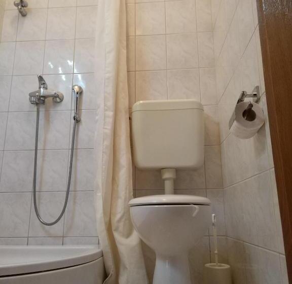 اتاق استاندارد یک نفره, Guest House Regina Mundi
