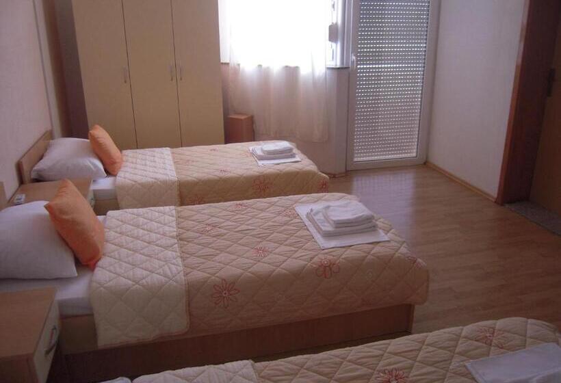 اتاق استاندارد سه نفره, Guest House Regina Mundi