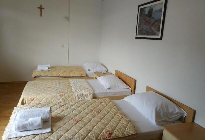 اتاق استاندارد سه تخته با بالکن, Guest House Regina Mundi