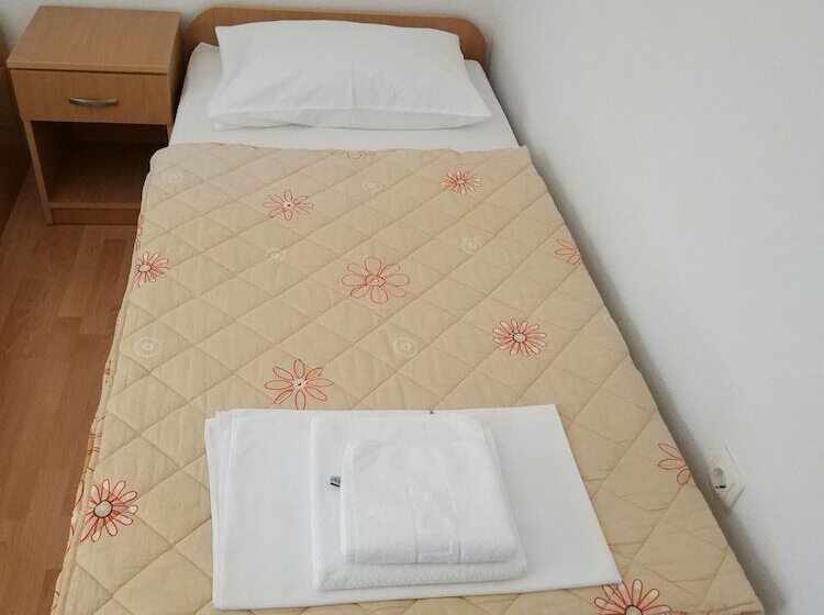 اتاق استاندارد یک نفره, Guest House Regina Mundi