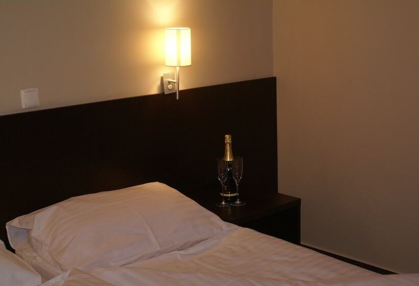 اتاق استاندارد سه نفره, Prunk