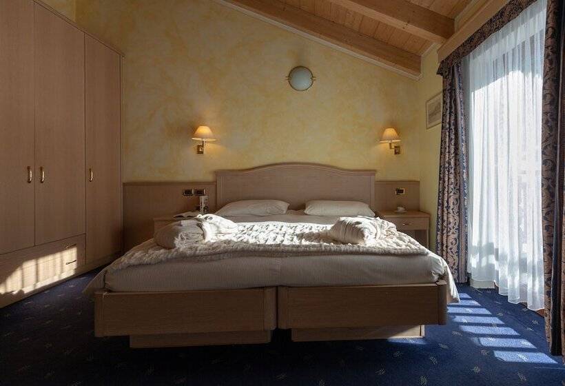 اتاق راحتی سه تخته, Mont Chalet Nevada   Hotel & Spa
