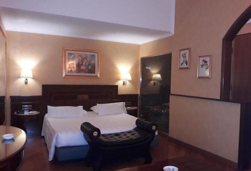 سوئیت با وان آب گرم, Motel Luna