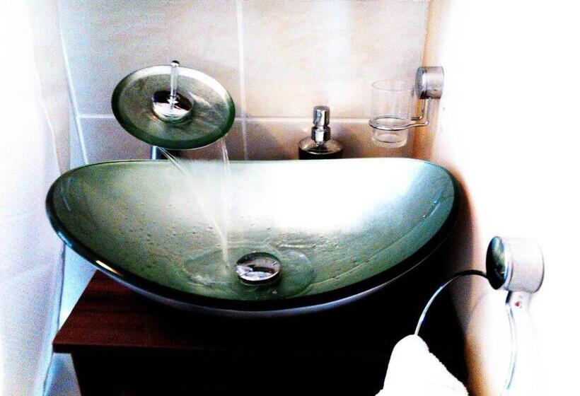 اتاق استاندارد یک تخته با سرویس بهداشتی مشترک, Bianca S House Hotel Heathrow Airport