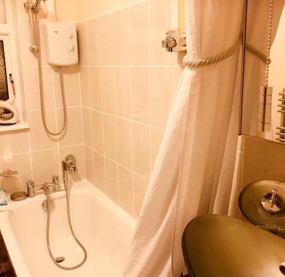 اتاق استاندارد با سرویس بهداشتی مشترک, Bianca S House Hotel Heathrow Airport