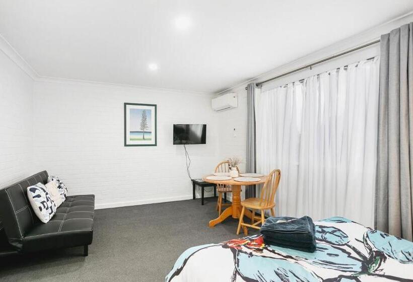 스탠다드 스튜디오, Malibu Apartments   Perth