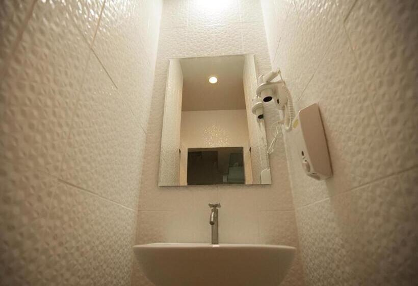 اتاق استاندارد با سرویس بهداشتی مشترک, Micro Hostel