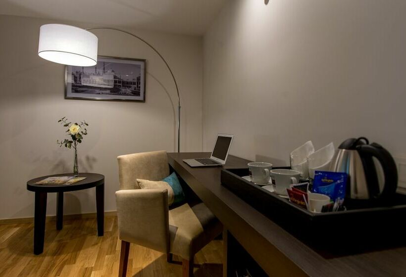 اتاق استاندارد سه نفره, Caseros 248