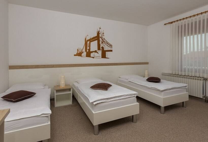 标准三人间, Rooms Pleška Zagreb Airport