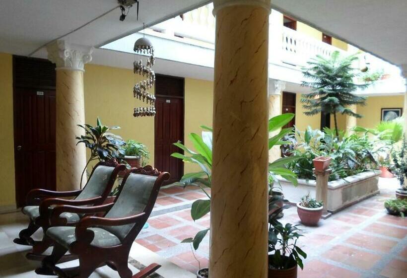اتاق خانوادگی, Colonial Inn
