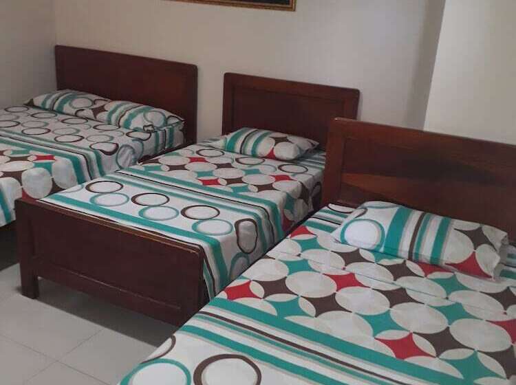 اتاق استاندارد سه نفره, Colonial Inn