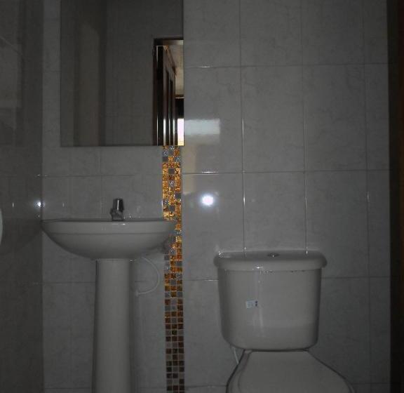 اتاق خانوادگی, Colonial Inn