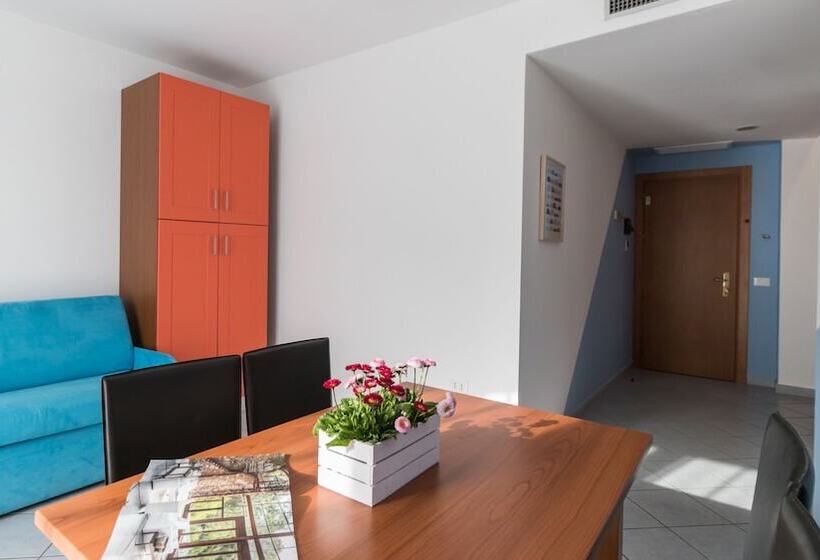 آپارتمان 1 خوابه با چشم‌انداز جانبی دریا, Residence Il Poggio