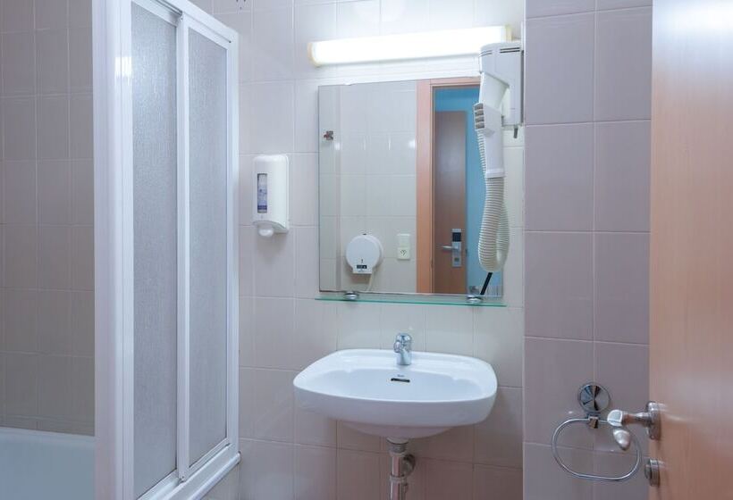 Номер Стандарт Трехместный, Hostal La Vila