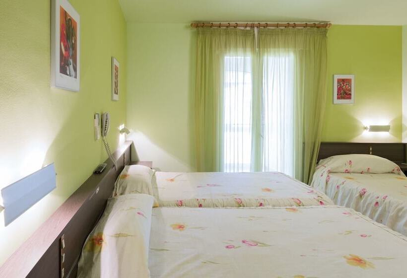 Номер Стандарт Трехместный, Hostal La Vila