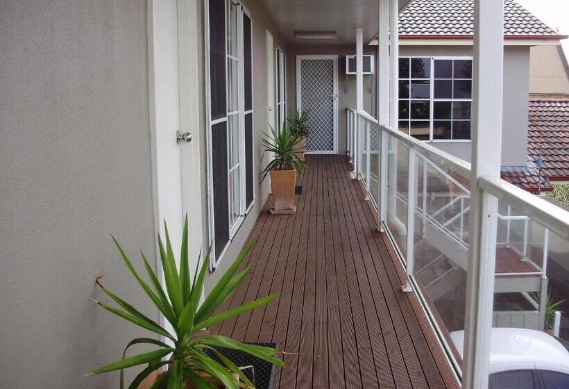 جناح عائلي, Redwood Manor Motel Apartments