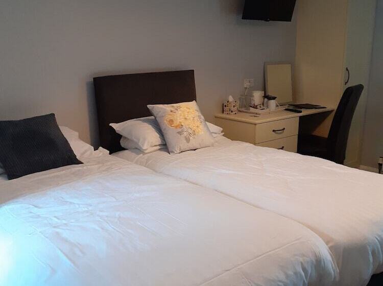 패밀리 룸, Crossroads House