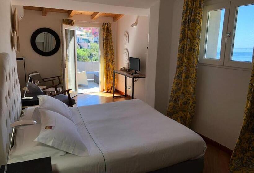 غرفة ديلوكس مطلّة علي البحر, La Torretta Lodge