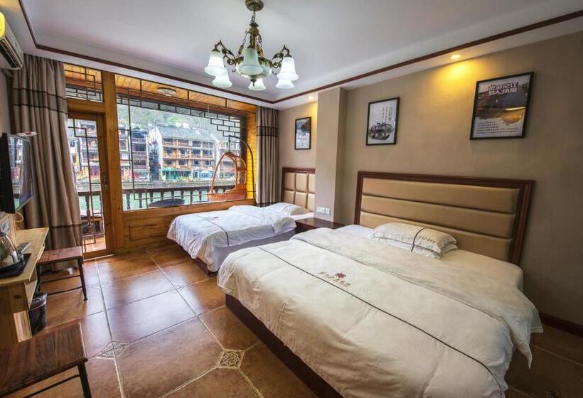 Трехместный Номер Стандарт с Балконом, Fenghuang Memory Linjiang Inn