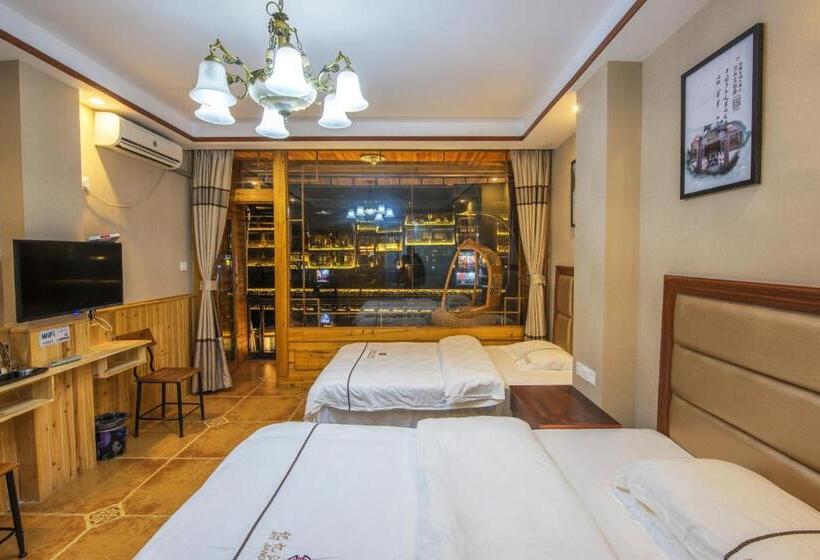 Трехместный Номер Стандарт с Балконом, Fenghuang Memory Linjiang Inn