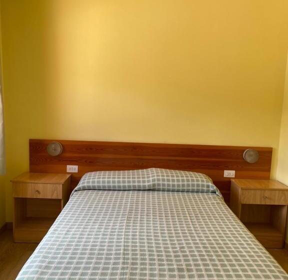 Номер Стандарт Трехместный, Hostal Alt Llobregat