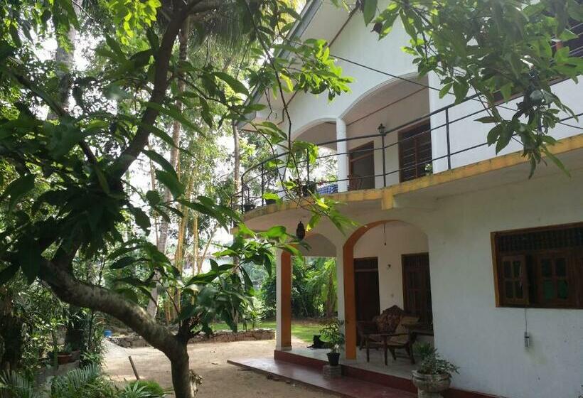 اتاق استاندارد, Pathum Family Home
