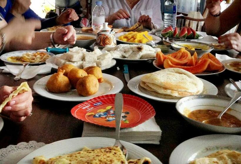 اتاق استاندارد, Pathum Family Home