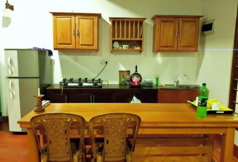 اتاق استاندارد, Pathum Family Home