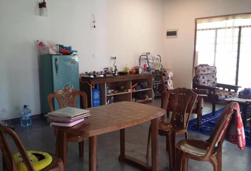 اتاق استاندارد, Pathum Family Home
