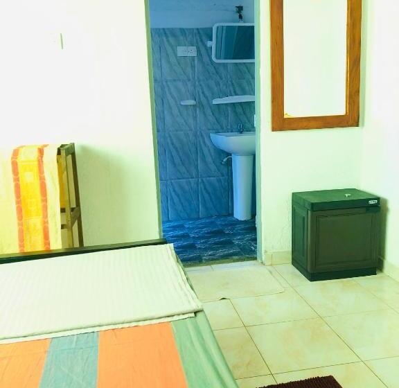 اتاق اکونومی, Pathum Family Home