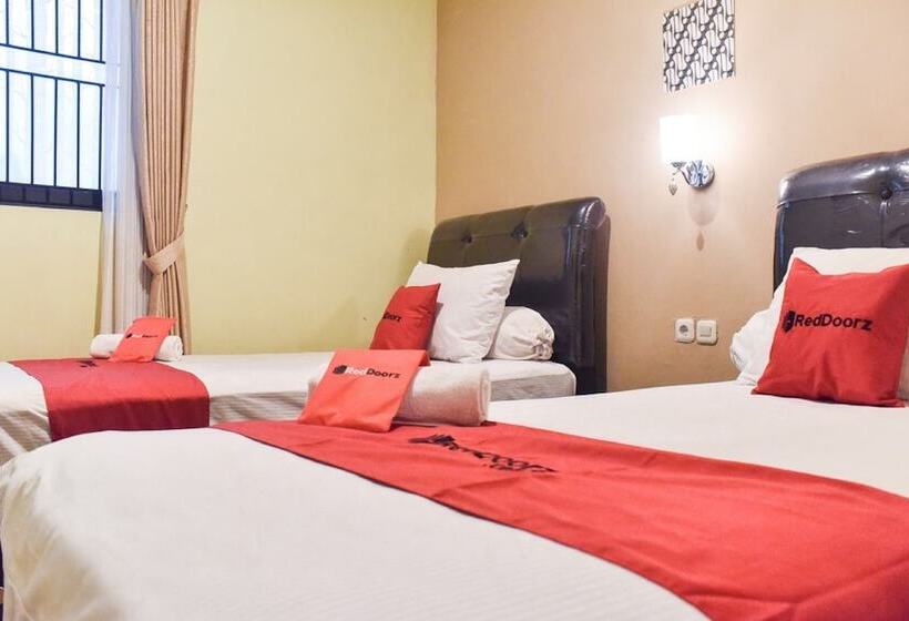 Номер Стандарт, Reddoorz Near Surabaya Town Square