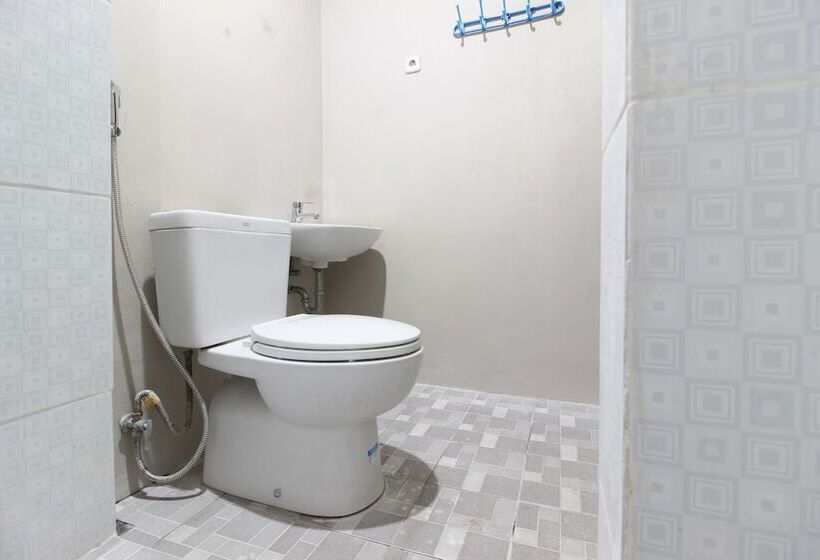 Номер Economy, Reddoorz Near Solo Balapan Station 2
