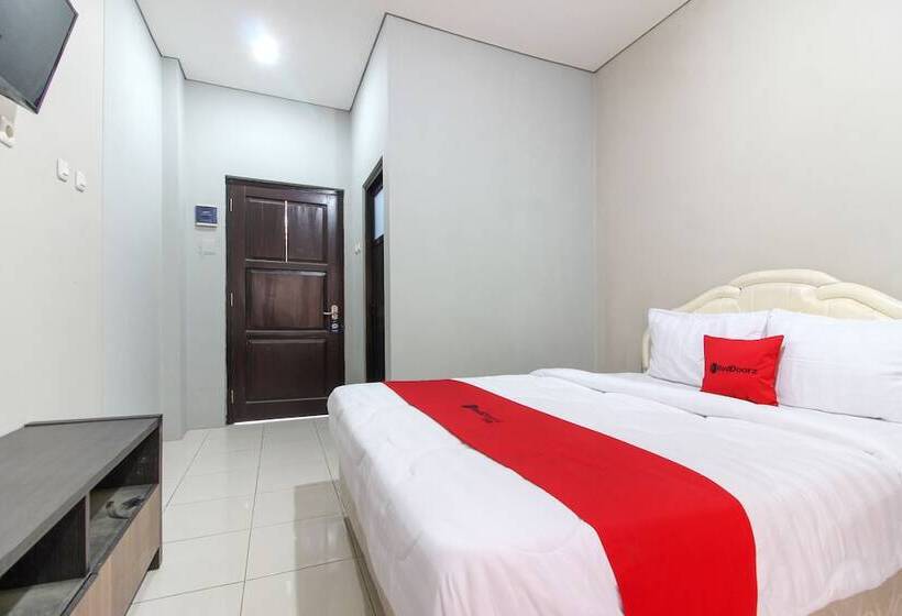 Номер Economy, Reddoorz Near Solo Balapan Station 2
