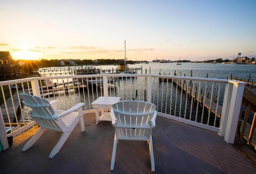 Standard studio with lake view, The Ocracoke Harbor Inn