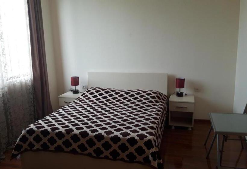 اتاق استاندارد سه نفره, Guest House Irakli