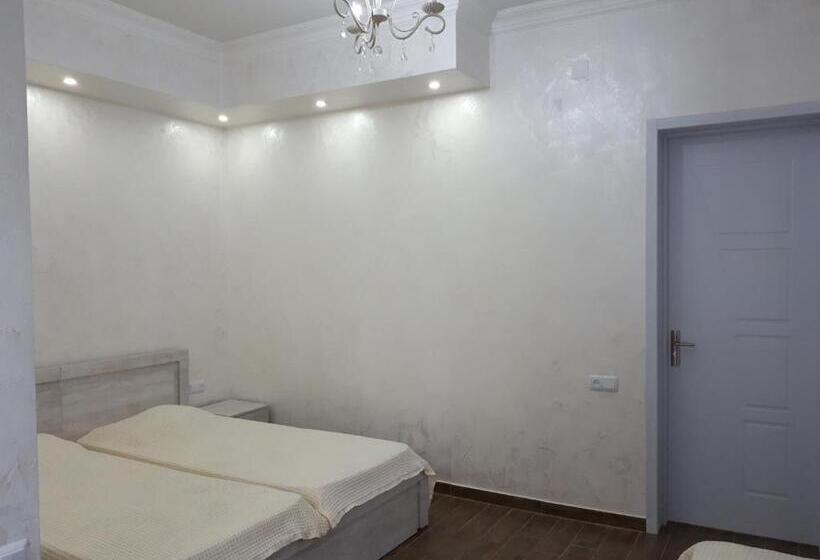 اتاق راحتی سه تخته, Apartment Maxinjauri
