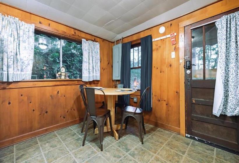 בקתה, Log Cabin Motor Court