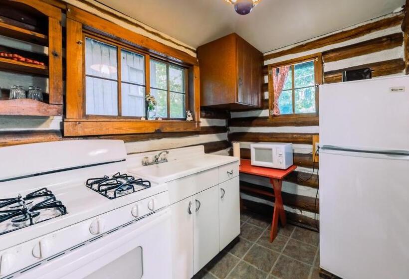 בקתה, Log Cabin Motor Court