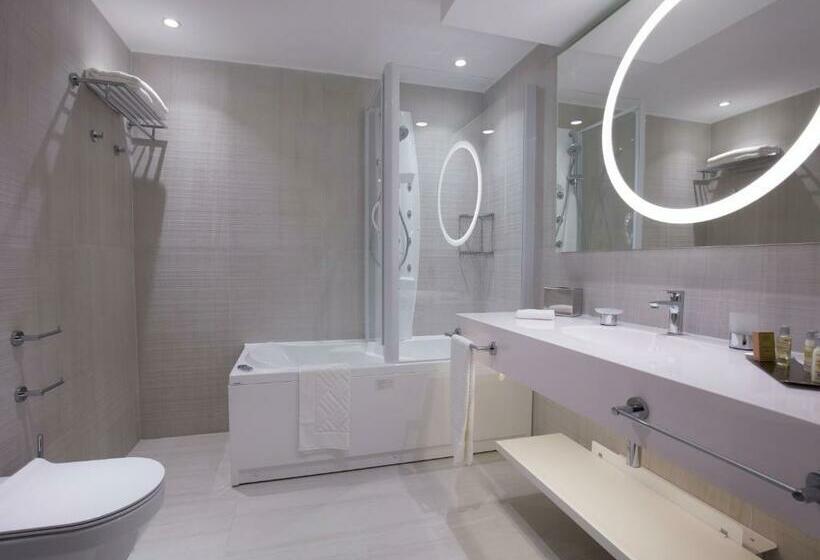 Deluxe Suite Sea View, Doubletree By Hilton Pointenoire