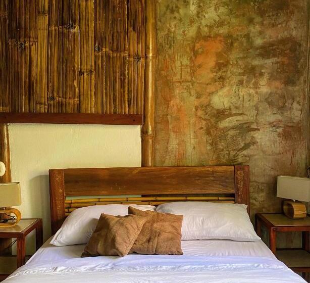 غرفة قياسية, Cinnamon House