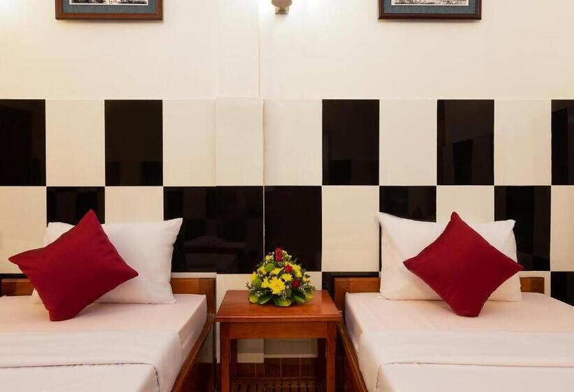 غرفة قياسية مزوَّدة بشُرفة, Botoum Hostel