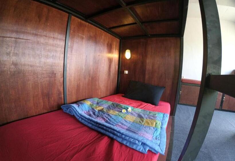 스탠다드 4인용 룸 공용 욕실, Local Hostel Amed