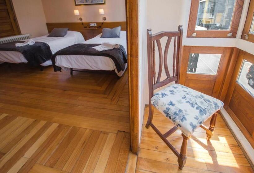 اتاق استاندارد سه تخته با بالکن, La Posada De La Casona De Sarria