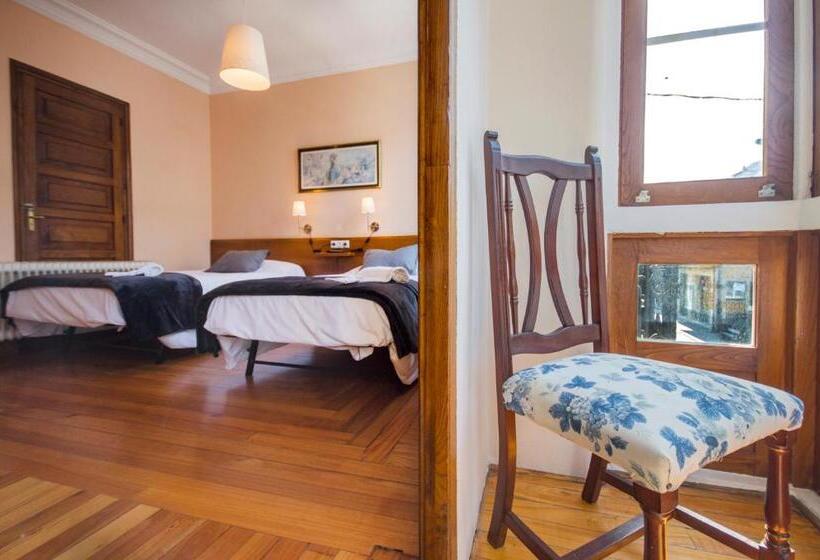 اتاق استاندارد سه تخته با بالکن, La Posada De La Casona De Sarria