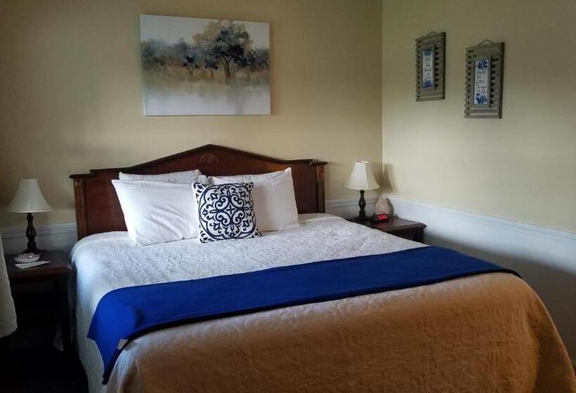 Suite with lake view, Highland Lake Resort