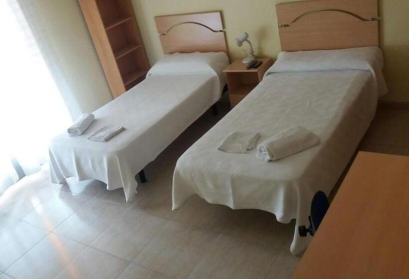 Трехместный Номер Стандарт Совместная Ванная, Hostal Jose Luis