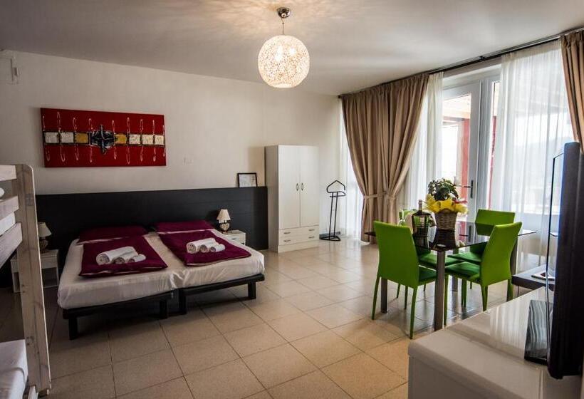Семейный Номер Вид на Бассейн, Relais Villa Olivi