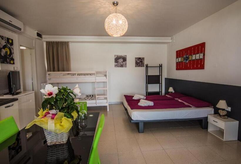 Семейный Номер Вид на Бассейн, Relais Villa Olivi