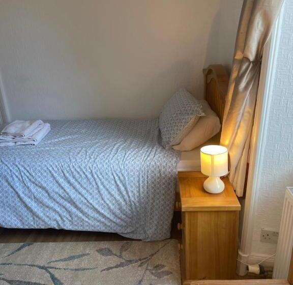 标准单人间, Strathallan B&b